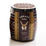 KOPI TORAJA ARABIKA KALOSI GENTONG BESAR 200 GRAM (KOPI BUBUK) Kopi Toraja Kalosi Bubuk dengan kemasan berbentuk gentong yang berukiran corak khas Toraja yang unik.